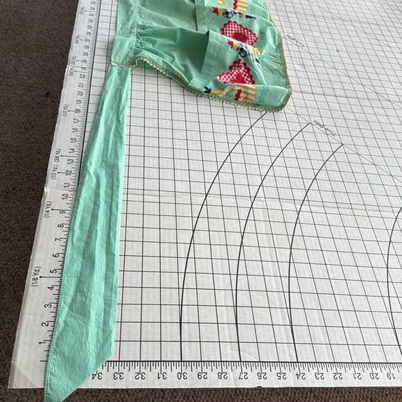 Vintage 1950s Novelty Apron – Mint Green with Gingham Hearts & Folk Dancers - Picture 14 of 15